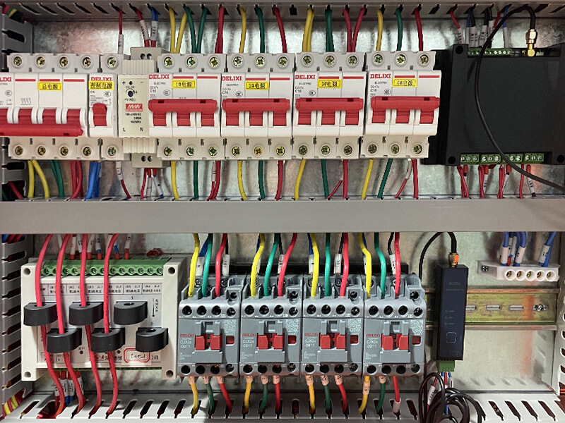 Custom circuit layout and internal wiring in a smart distribution cabinet