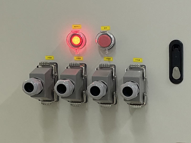 Detachable monitored connector for a construction-site distribution project